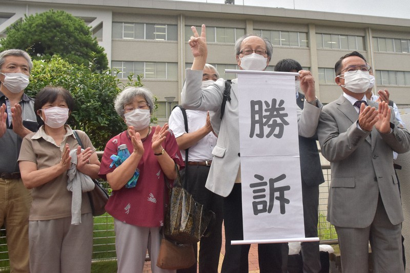 国の河川管理の瑕疵を認めた判決に喜ぶ原告団=水戸市大町1の水戸地裁前で2022年7月22日午後2時55分、森永亨撮影