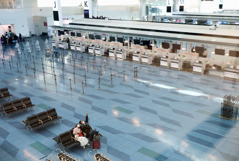 新型コロナウイルス感染拡大の影響で閑散とした羽田空港の国際線出発ロビー=東京都大田区の羽田空港第3ターミナルで2020年3月15日、小川昌宏撮影