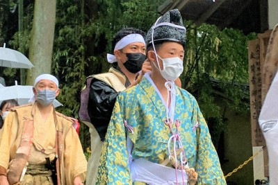 相馬野馬追で初陣を飾る総大将の相馬言胤さん（右）＝福島県相馬市の相馬中村神社で2022年7月22日、尾崎修二撮影