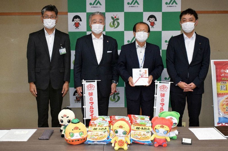 窪山組合長(右から2人目)に義援金を贈った川島社長(左から2人目)