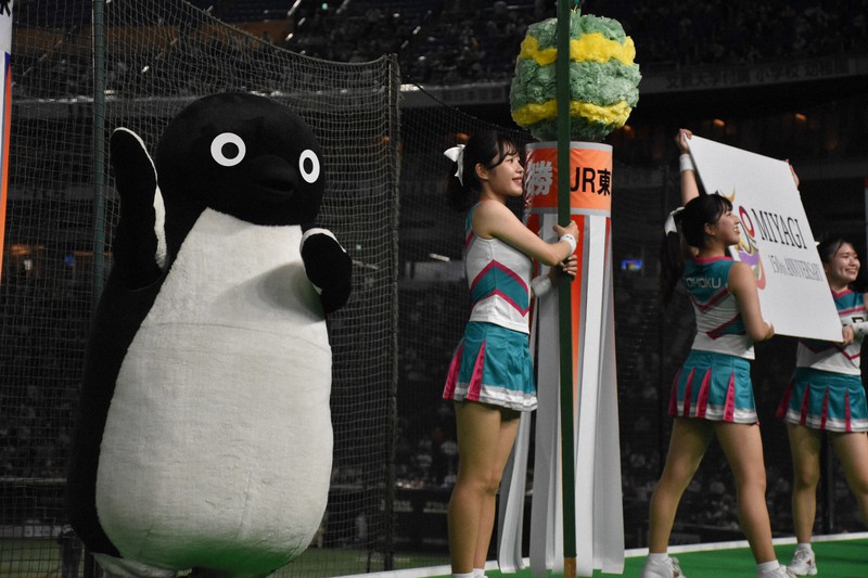 Suicaペンギン2羽いたんだ」 JR東日本対決で同時登場 都市対抗 [写真