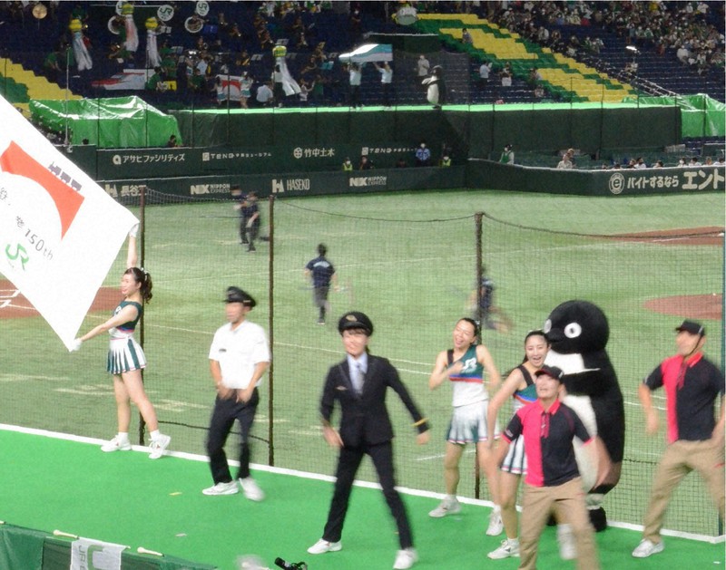 Suicaペンギン2羽いたんだ」 JR東日本対決で同時登場 都市対抗 [写真