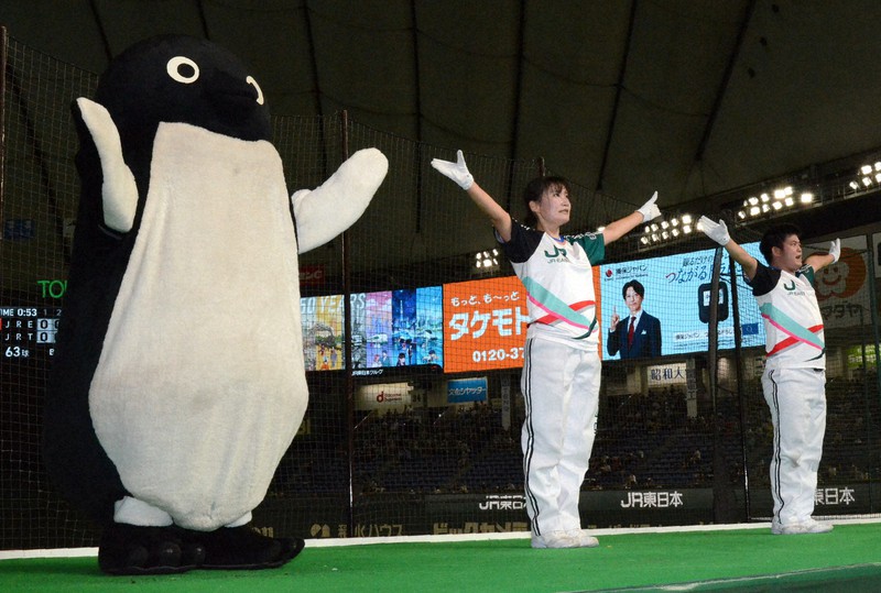 Suicaペンギン2羽いたんだ」 JR東日本対決で同時登場 都市対抗 [写真