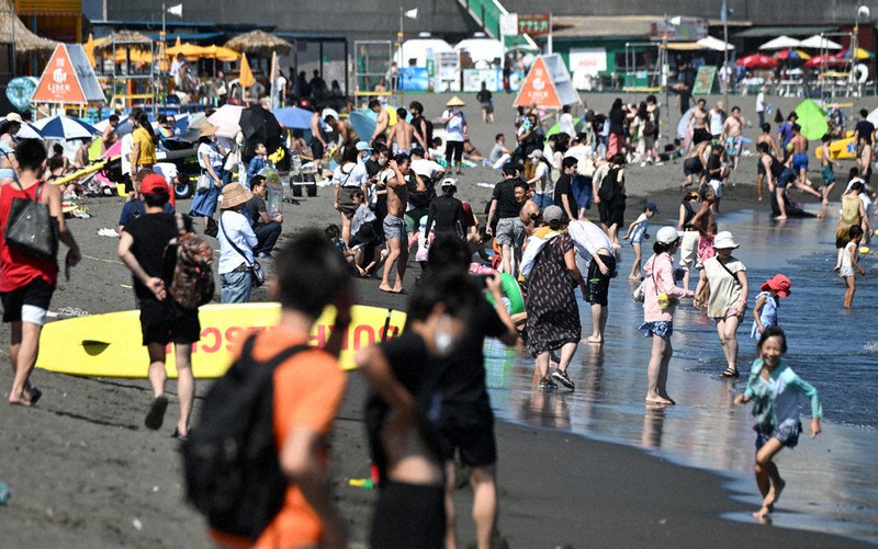片瀬東浜海水浴場で海水浴を楽しむ観光客ら=神奈川県藤沢市で23日、西夏生撮影