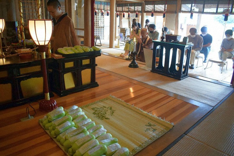 武蔵寺であった「瓜封じ祈願」。願いを書いた紙が貼られたウリが並んでいる