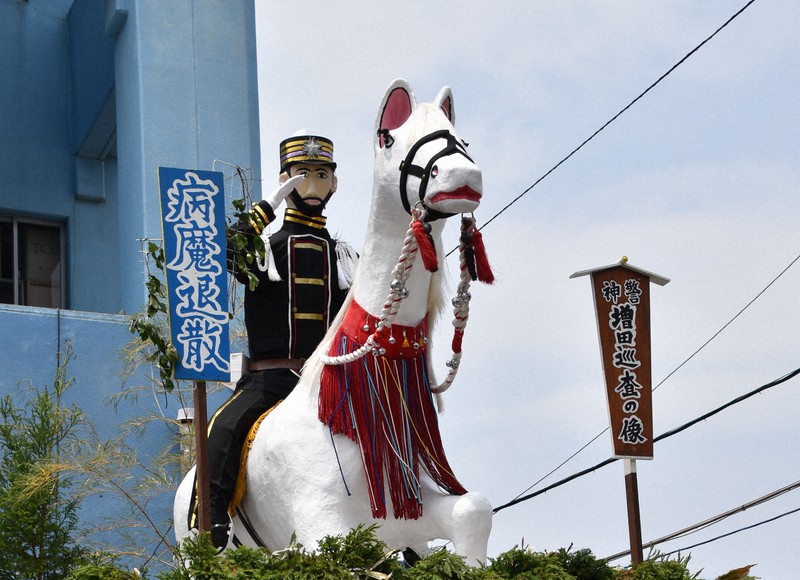 増田敬太郎巡査をモチーフにした山笠=佐賀県唐津市で2022年7月24日、西脇真一撮影