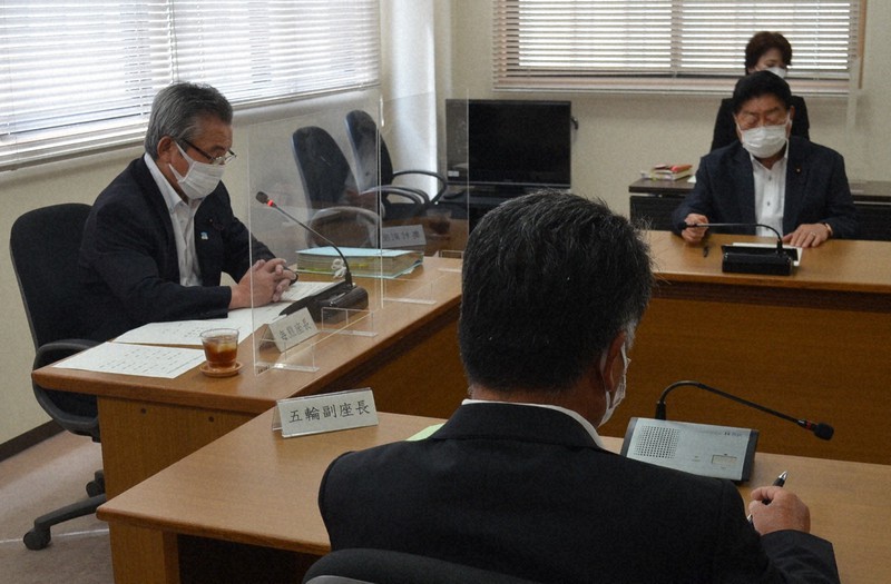 長崎市新庁舎の議会フロアへの喫煙室設置の撤回を提案する毎熊政直市議(左)ら=同市で2022年7月25日午前10時58分、樋口岳大撮影