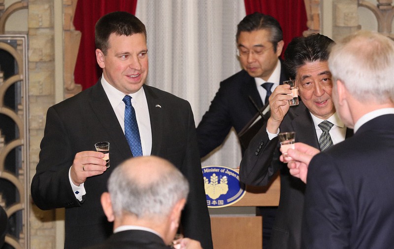 夕食会で乾杯するエストニアのユリ・ラタス首相(左)と安倍晋三首相(右)=首相公邸で2020年2月10日、玉城達郎撮影