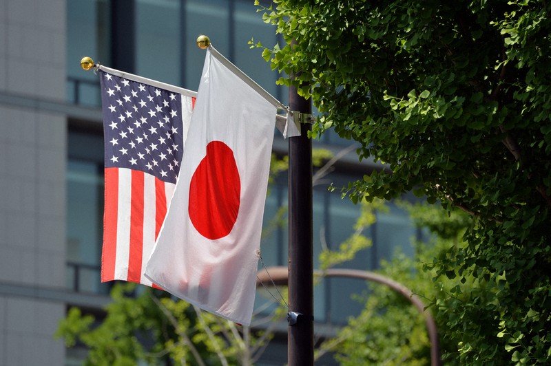日本と米国の国旗=東京都千代田区で、武市公孝撮影