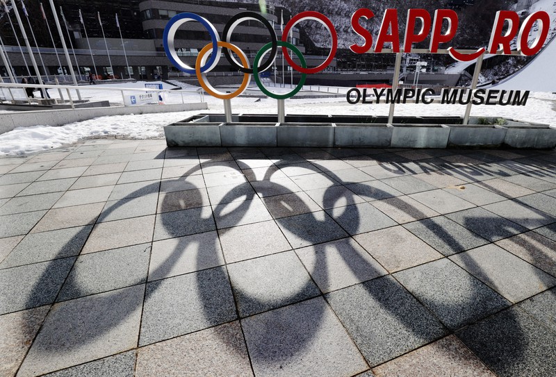五輪モニュメントが置かれた大倉山ジャンプ競技場。五輪招致が成功すれば1972年大会に続いてジャンプ会場になる=札幌市中央区で2021年11月29日、貝塚太一撮影