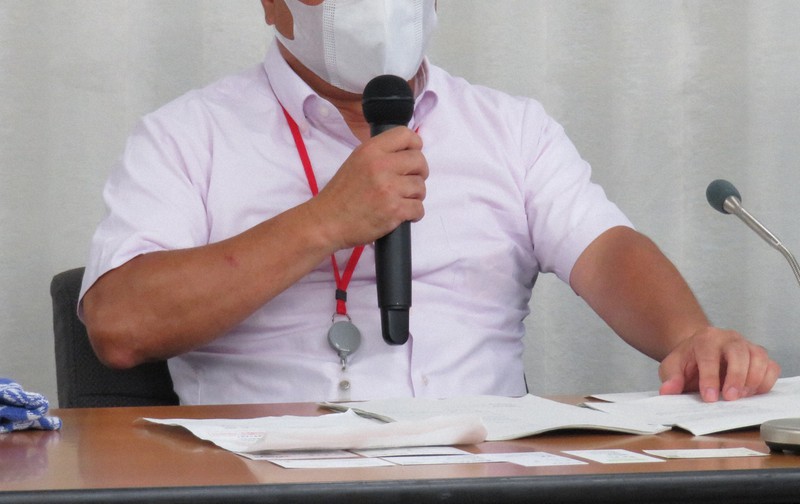 理化学研究所を提訴した理由を説明する原告の男性=東京都千代田区で2022年7月28日午後2時19分、鳥井真平撮影