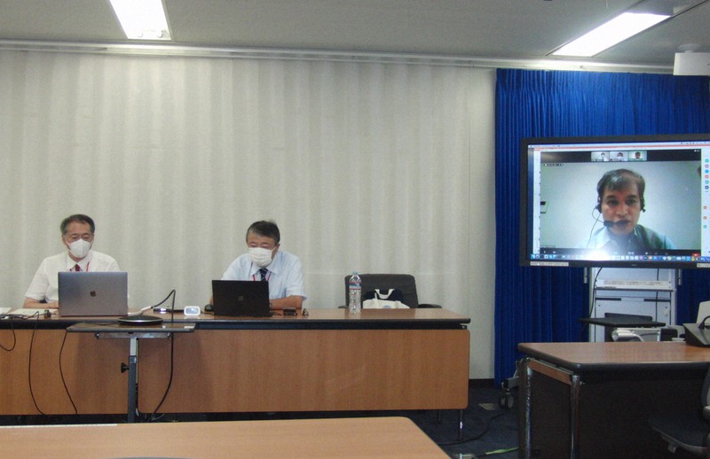 記者会見する本堂毅・東北大准教授(左)、清水宣明・愛知県立大教授、画面は米村滋人・東京大教授=東京都千代田区で2022年7月25日