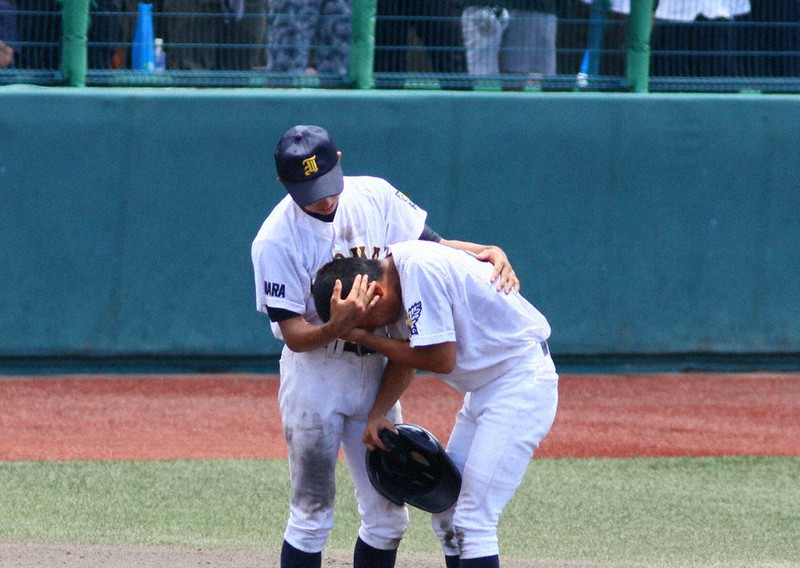 試合後、笑顔で応援席に一礼した後に号泣した生駒の熊田颯馬主将(右)=奈良県橿原市の佐藤薬品スタジアムで2022年7月28日午後0時17分、稲生陽撮影