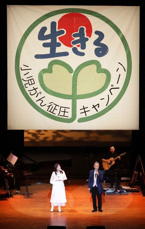 熱唱する谷村新司さん(右)と森口博子さん=東京都渋谷区のBunkamuraオーチャードホールで2022年7月4日、松田嘉徳撮影