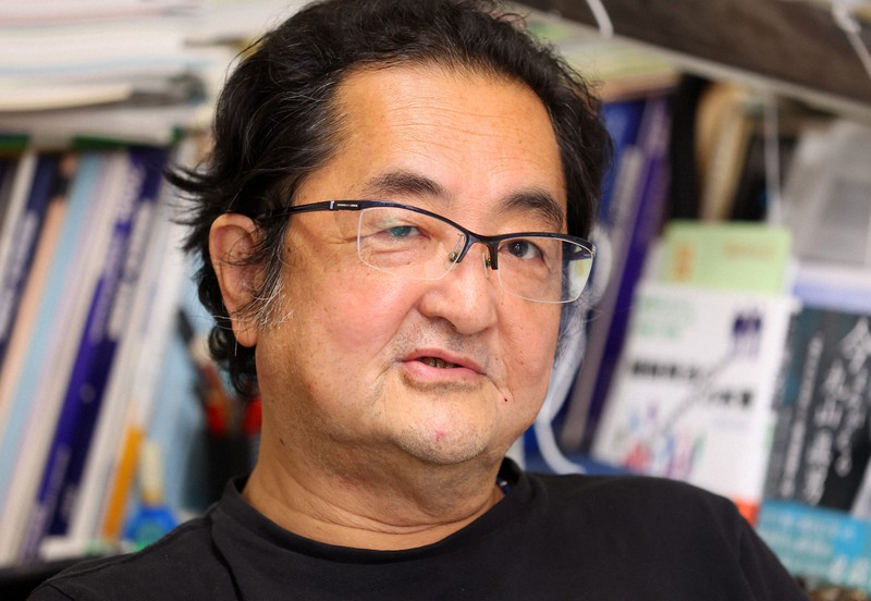 日本維新の会の将来性について語る関西学院大の冨田宏治教授=兵庫県西宮市で2022年7月14日、梅田麻衣子撮影