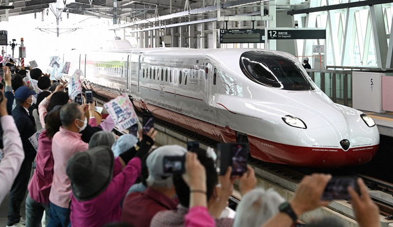 走行試験で大勢の市民に迎えられ新大村駅に入る西九州新幹線「かもめ」=長崎県大村市で2022年5月10日午前10時23分、徳野仁子撮影