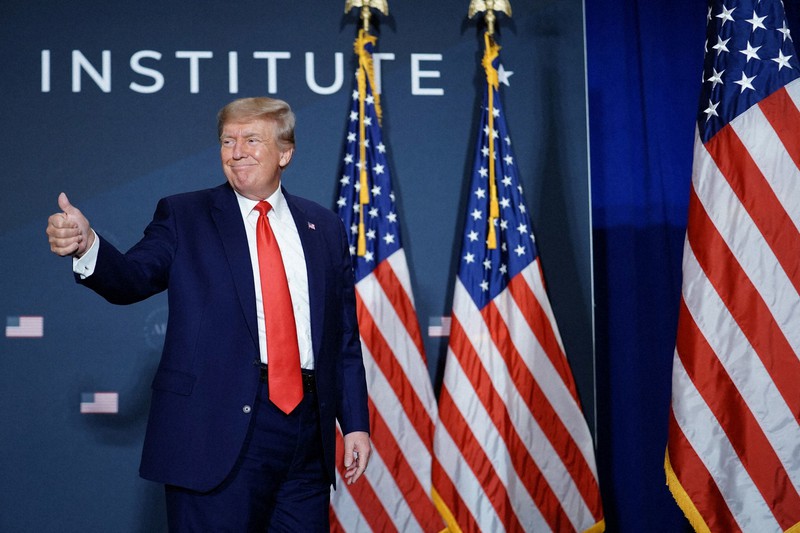 首都ワシントンで開かれた会合で演説し、親指を立てて聴衆に応えるトランプ前米大統領=2022年7月26日、ロイター