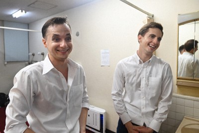 出演後、楽屋で興奮冷めやらぬスヴァトスラフ・リプコさん（左）とオレクサンドル・リプコさん＝神戸市中央区で2022年7月15日、大西岳彦撮影
