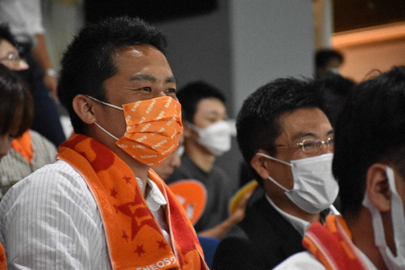 三塁側スタンドからENEOSナインの活躍を見守る渡辺貴美男さん(左)=東京ドームで2022年7月29日午後7時20分、遠藤龍撮影
