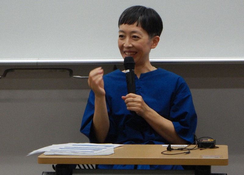 笑顔で話す作家の小川糸さん＝東京都渋谷区の実践女子大渋谷キャンパスで2日