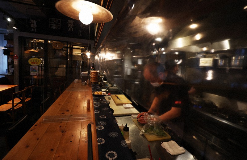 開店し、食事の用意をする居酒屋の従業員=東京都千代田区で27日午後6時5分、小出洋平撮影