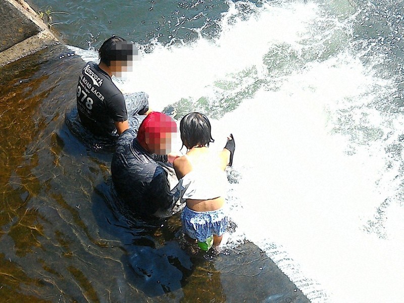 「たごっこパーク」でカンタ(中央)に話しかける子ども=筆者提供(画像の一部を加工しています)