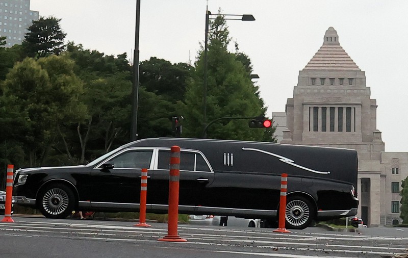 安倍晋三元首相を乗せて国会議事堂(奥)の前など都内を走る車=東京都千代田区で2022年7月12日、和田大典撮影