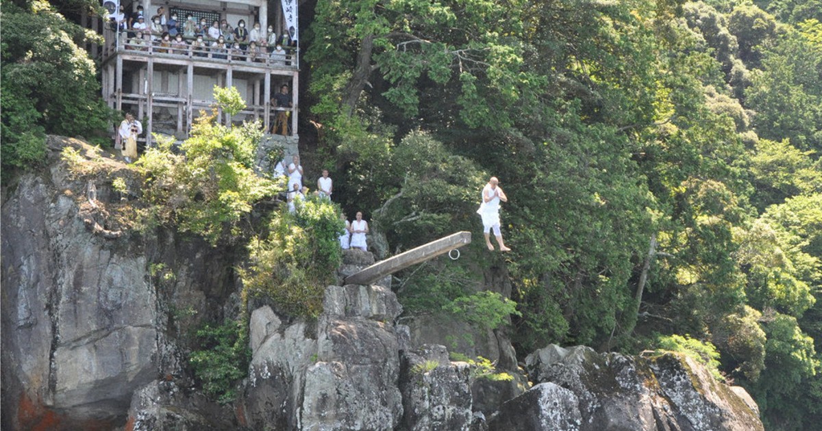 コロナ収束祈願、僧侶が琵琶湖に「身投げ」 3年ぶり伊崎の棹飛び