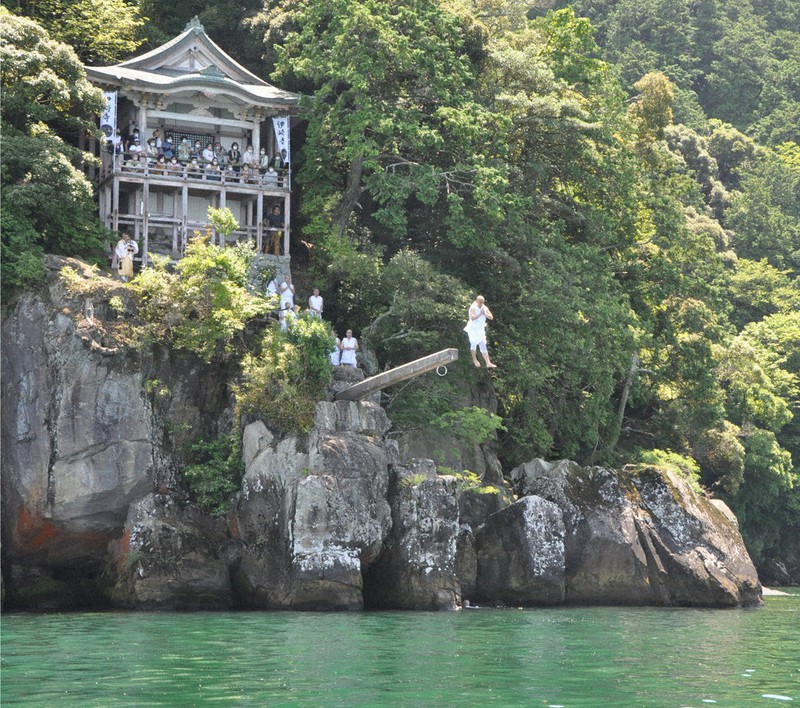 コロナ収束祈願、僧侶が琵琶湖に「身投げ」 3年ぶり伊崎の棹飛び