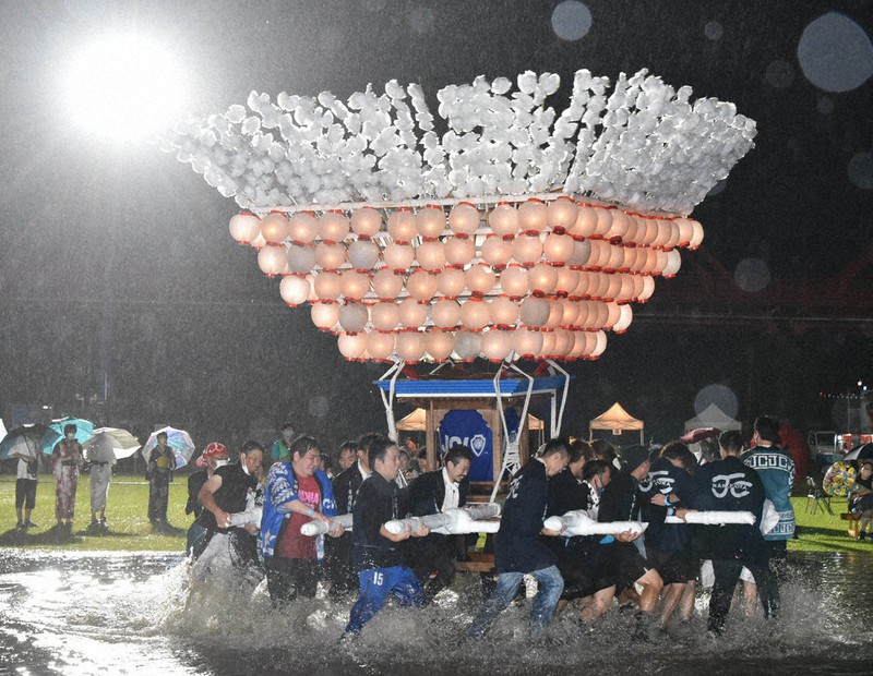 3年ぶり提灯台 練り歩き しまんと市民祭 27日花火大会 四万十市 高知 毎日新聞
