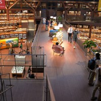 円形劇場のような形状の図書館内部＝金沢市小立野2の石川県立図書館で2022年7月16日午後4時44分、阿部弘賢撮影
