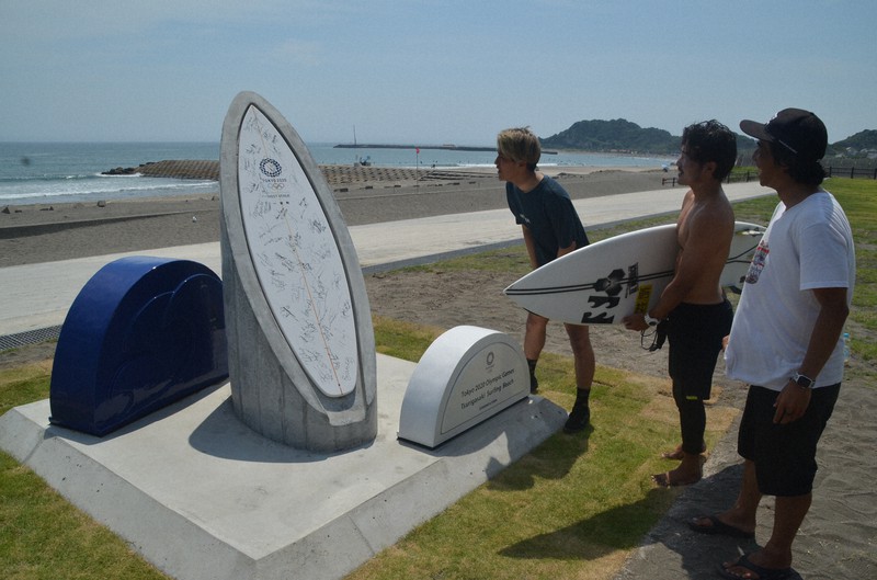 東京五輪サーフィン会場に記念碑 全出場選手サインのボード再現 | 毎日新聞
