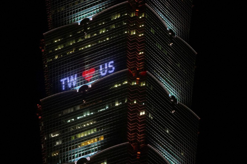台北市内の超高層ビルにはペロシ米下院議長の台湾訪問を歓迎するライトアップが施された=2022年8月2日、ロイター