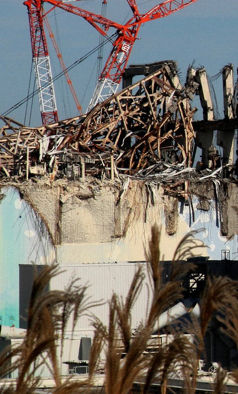 水素爆発した東京電力福島第1原発3号機の原子炉建屋。石綿が飛散した可能性が指摘されている=福島県大熊町で2011年11月12日午前11時(代表撮影)