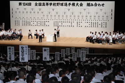 夏の甲子園 経験豊富な監督率いる明徳義塾と九州国際大付が対決 | 毎日新聞