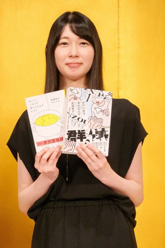 芥川賞に選ばれ、記念撮影に応じる高瀬隼子さん=東京都千代田区で2022年7月20日午後7時17分、関雄輔撮影