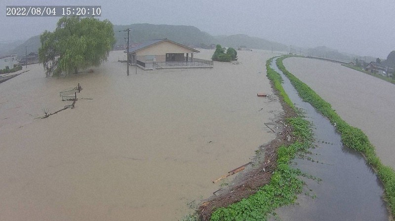 氾濫した梯川=石川県小松市で4日午後3時20分ごろ(国土交通省の河川カメラより)
