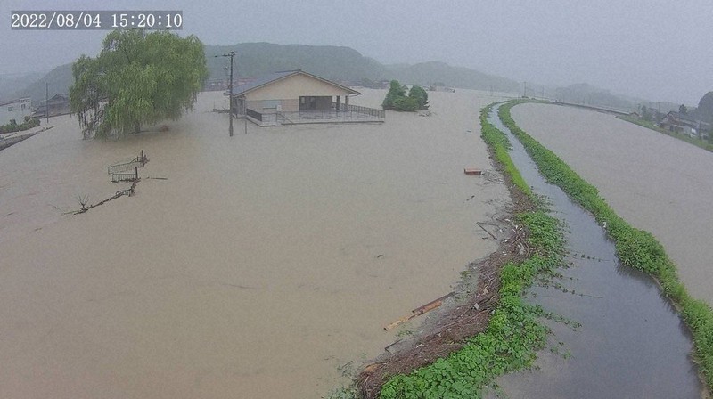 氾濫した梯川＝石川県小松市で4日午後3時20分ごろ（国土交通省の河川カメラより）