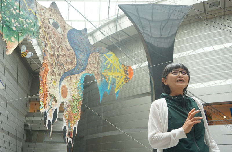 美術作品の隣に“動物の糞” 鴻池朋子さんが問う美術館の役割 | 毎日新聞