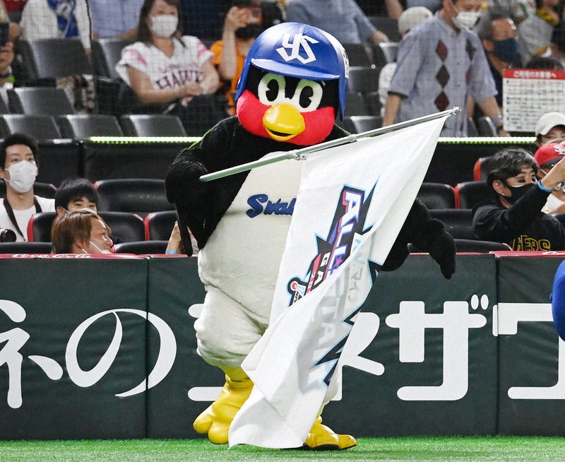 7月上旬に新型コロナ感染者が続出したヤクルト。マスコット「つば九郎」も7月下旬に陽性と判定された=福岡・ペイペイドームで2022年7月26日、徳野仁子撮影