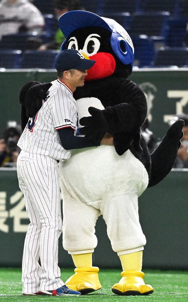 やったぞ、つば九郎!2000試合出場で手“羽”記 クビ焦った過去も