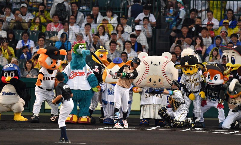 やったぞ、つば九郎!2000試合出場で手“羽”記 クビ焦った過去も | 毎日新聞