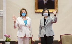 台湾の蔡英文総統（右）と会談するナンシー・ペロシ米下院議長＝台北で3日（台湾総統府提供・AP）