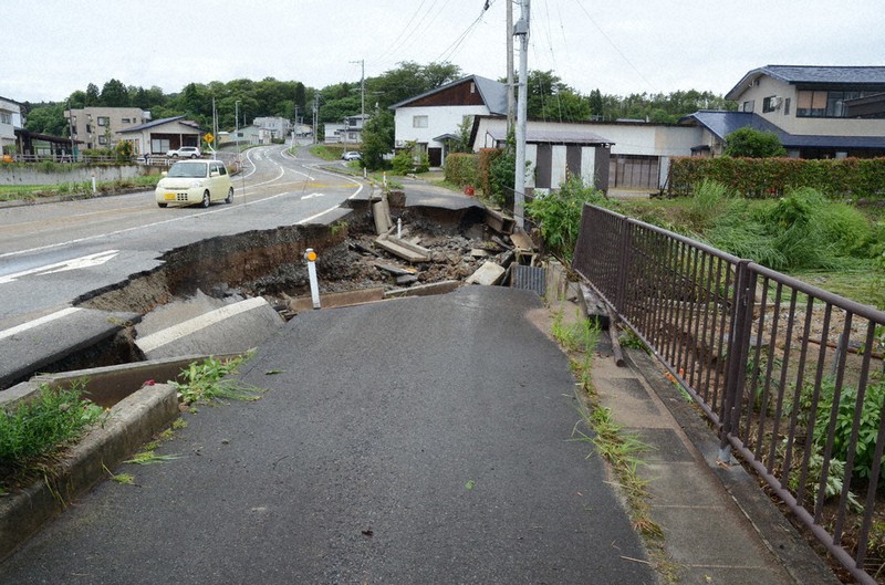 大雨により崩れた道路=山形県飯豊町で2022年8月4日午前10時31分、神崎修一撮影