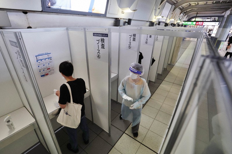 新型コロナウイルス感染拡大を受け、JR品川駅に設置された無料の臨時検査場で抗原検査を受ける男性＝東京都港区で2022年8月5日午前8時33分、幾島健太郎撮影