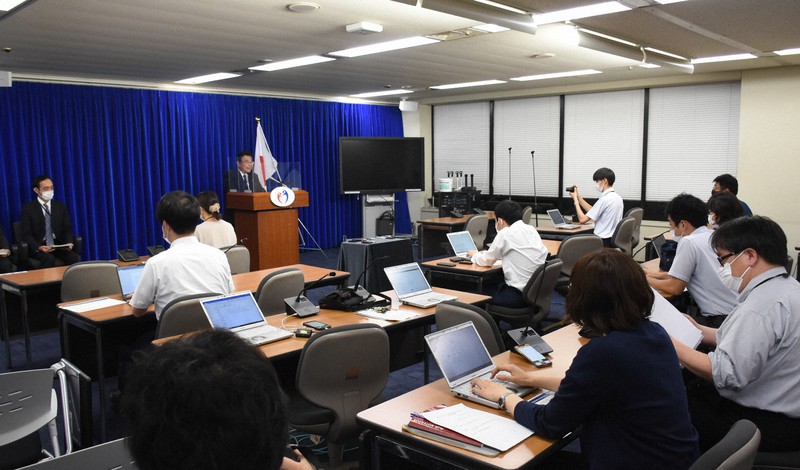 発生届の簡素化など新型コロナウイルスの対応見直しについて説明する後藤茂之厚生労働相=東京都千代田区で2022年8月4日午後8時13分、小鍜冶孝志撮影