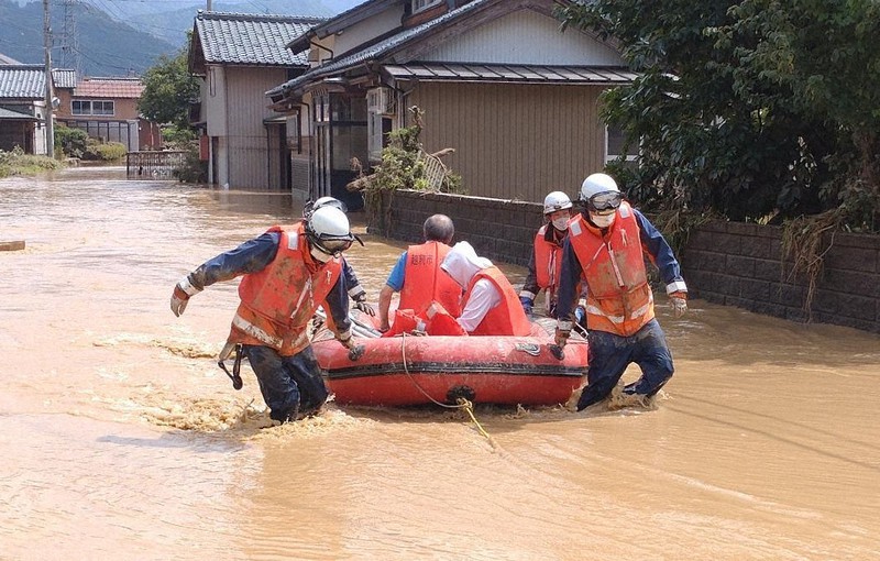 濁流が民家に押し寄せる中、ボートで救助される住民=福井県南越前町今庄で2022年8月5日午後1時50分、国本ようこ撮影