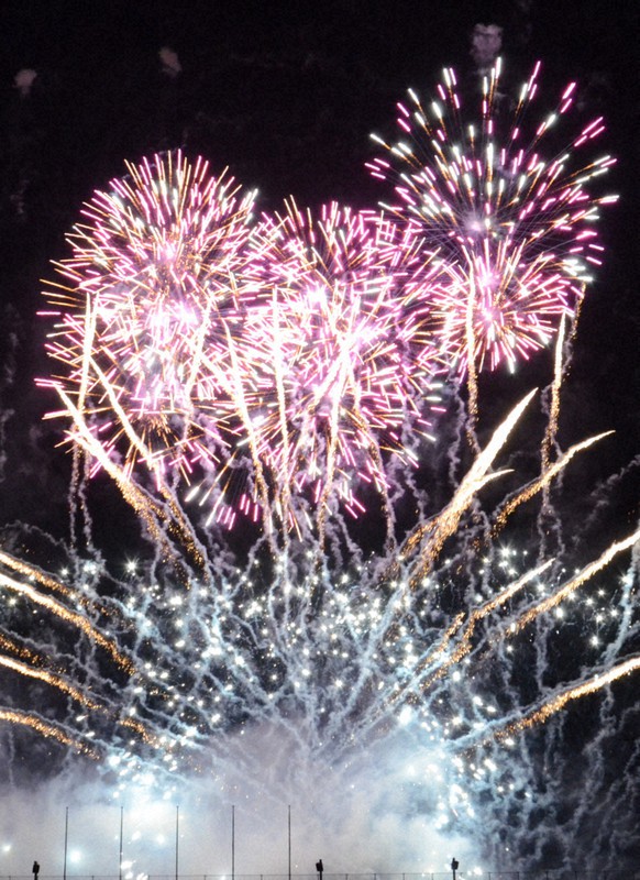 Queenに合わせ 花火1万4000発 北九州で百万夏まつり 毎日新聞 Queenに合わせ 花火1万4000発 北九州で百万夏まつり 毎日新聞