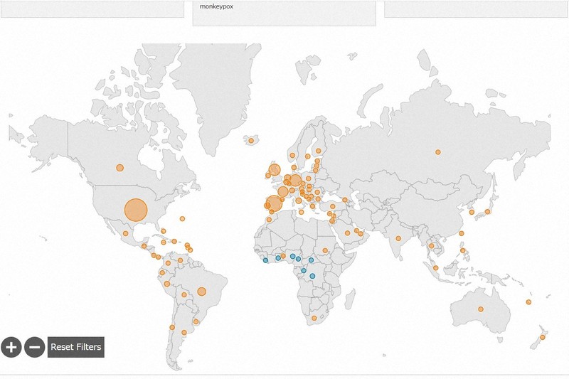 各国のサル痘患者数を示す地図。円が大きいほど患者数が多い。青色は以前からサル痘患者が出ていた国、オレンジ色は今回の流行で出た国・地域を意味する=米疾病対策センター(CDC)のウェブサイトから