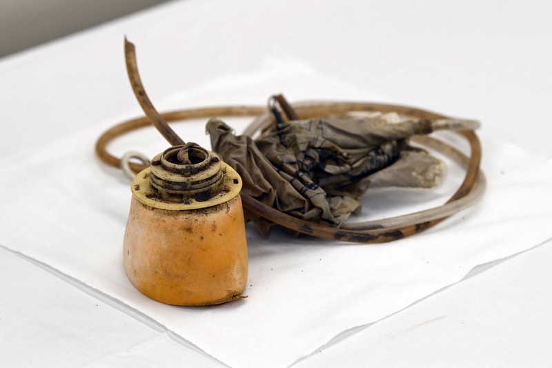 日航機事故 酸素マスク見つかる [写真特集1/10] | 毎日新聞